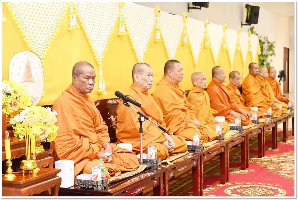﻿กรมบังคับคดี ร่วมทำบุญตักบาตร ข้าวสารอาหารแห้ง ร่วมพิธีสงฆ์ และวางพานพุ่ม เนื่องในโอกาสพระราชพิธีมหามงคลเฉลิมพระชนมพรรษา 28 กรกฎาคม 2568